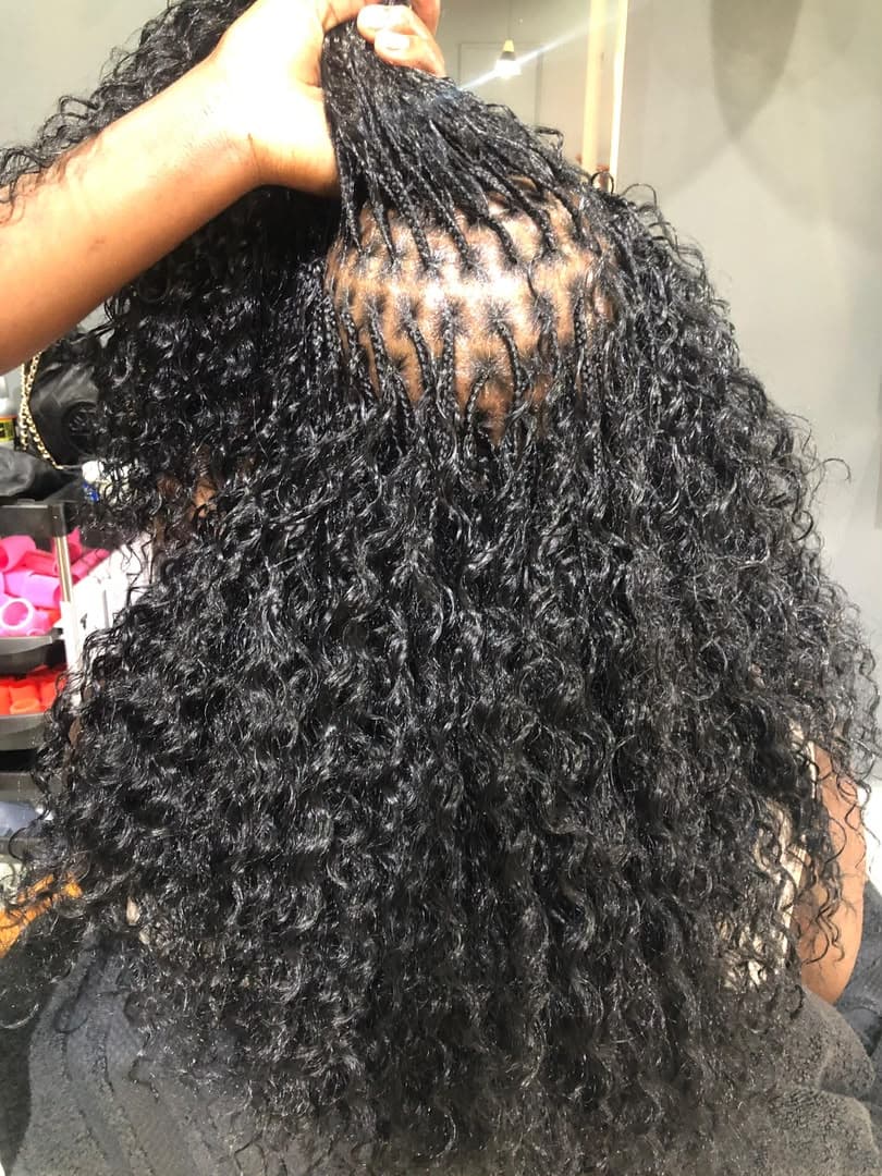 Knotless curly ends